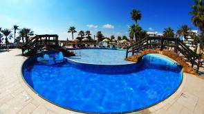 dom nad morzem - palma na plaży - nieruchomości cypr